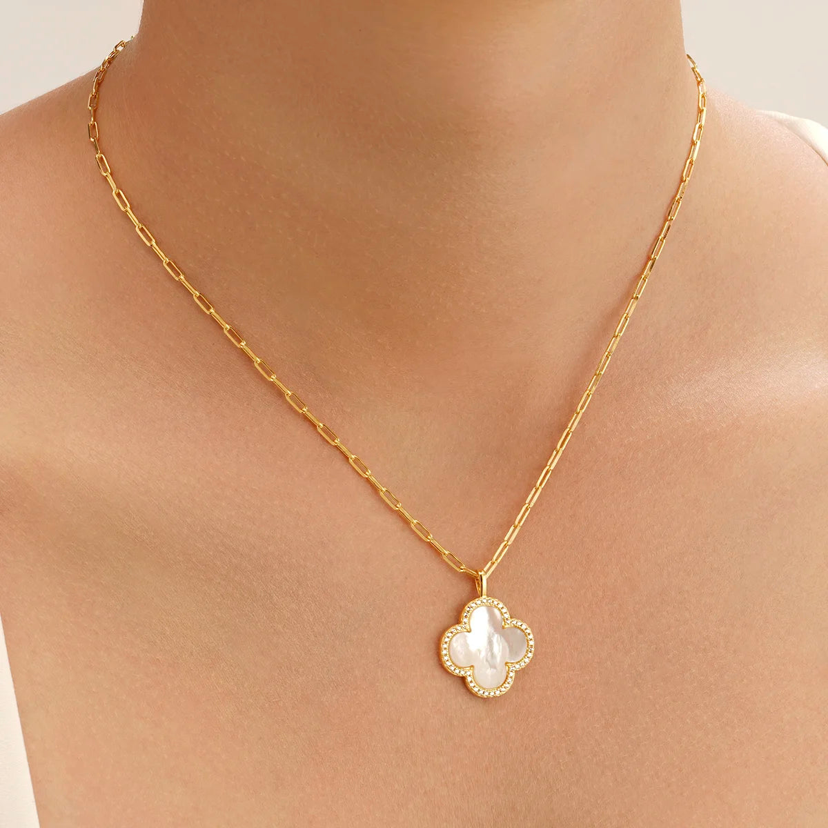 Collier Trèfle en Nacre et Argent Doré – Élégance & Raffinement