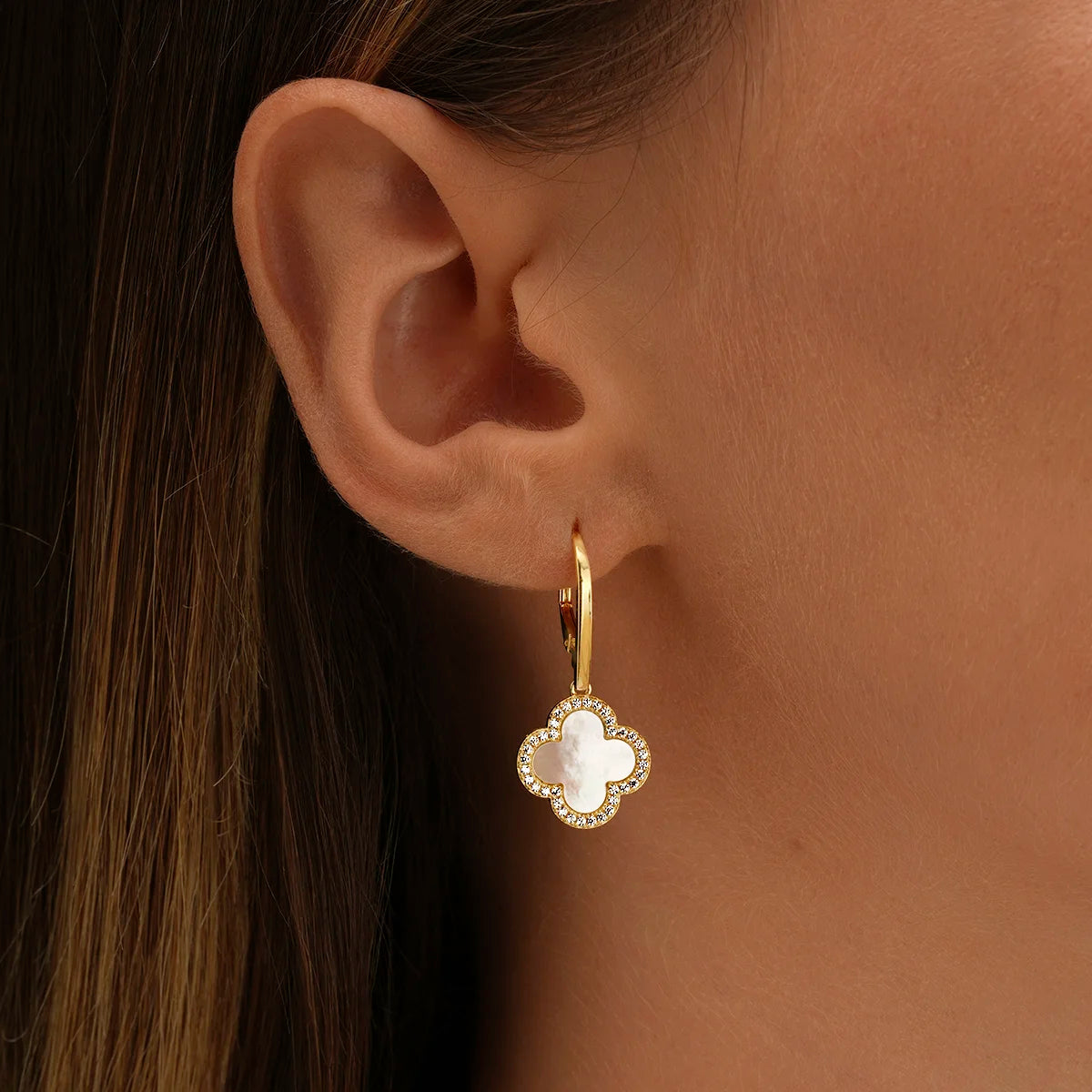 Boucles d’Oreilles Dormeuses Trèfle en Nacre et Argent Doré AGF170086E