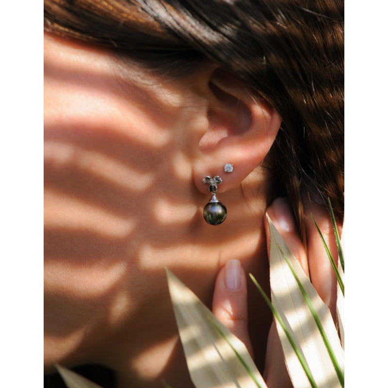 Boucles d’Oreilles Pendantes Flore Femme en Argent Rhodié, Perles de Tahiti et Diamants – Iza-B