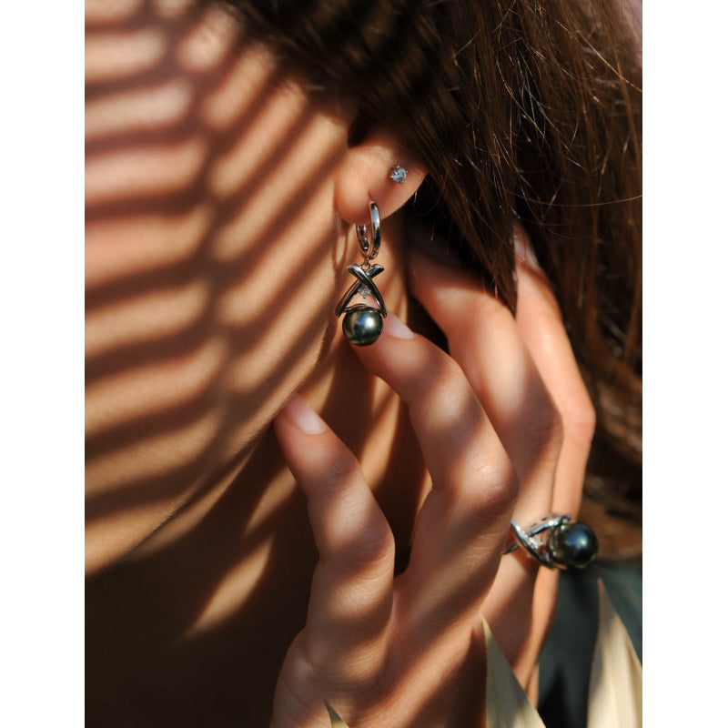 Boucles d’Oreilles Pendantes Archipel Femme en Argent Rhodié, Perles de Tahiti et Diamants – Iza-B