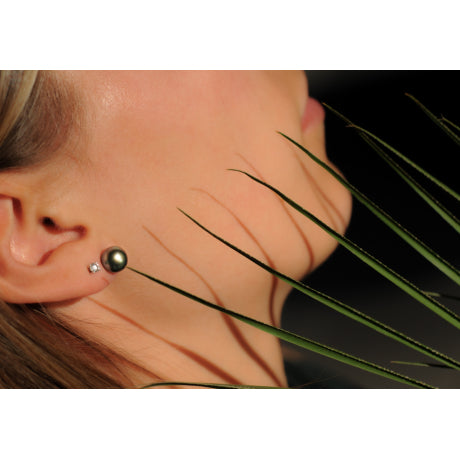 Boucles d’Oreilles Puces Épure Femme en Argent Rhodié et Perles de Tahiti – Iza-B